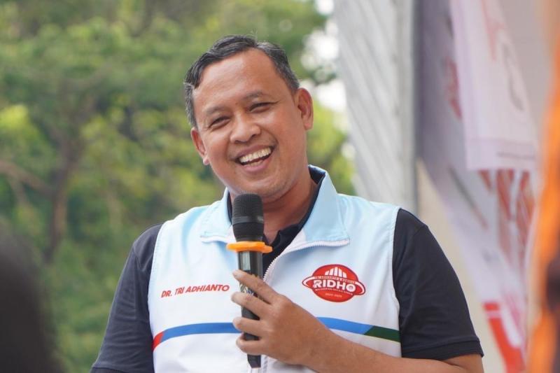 Tri Adhianto Hadirkan Beasiswa