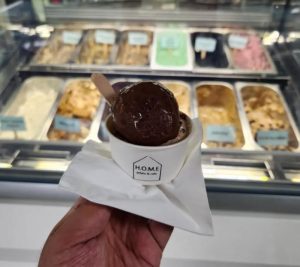 Gelato rasa cokelat dari H.O.M.E Gelato & Cafe