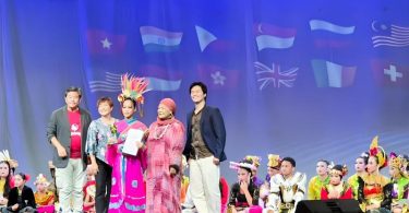 Zahira menerima penghargaan usai bawakan Tari Lenggang Bekasi di Singapura