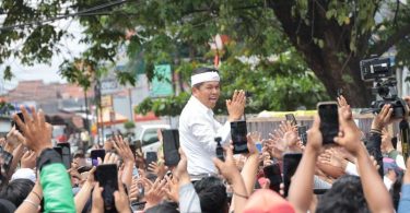 Dedi Mulyadi menyapa warga Bekasi di Rawalumbu