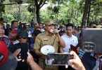 Wali Kota Bekasi temui demonstran di depan Gedung DPRD Kota Bekasi.
