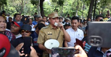Wali Kota Bekasi temui demonstran di depan Gedung DPRD Kota Bekasi.