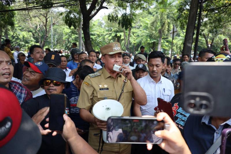 Wali Kota Bekasi temui demonstran di depan Gedung DPRD Kota Bekasi.