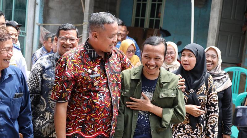 Tri Adhianto bersama Angga, korban pekerjaan ilegal di Kamboja