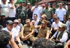Tri dan Harris duduk bersama demonstran untuk mendengar aspirasi mereka.