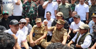 Tri dan Harris duduk bersama demonstran untuk mendengar aspirasi mereka.