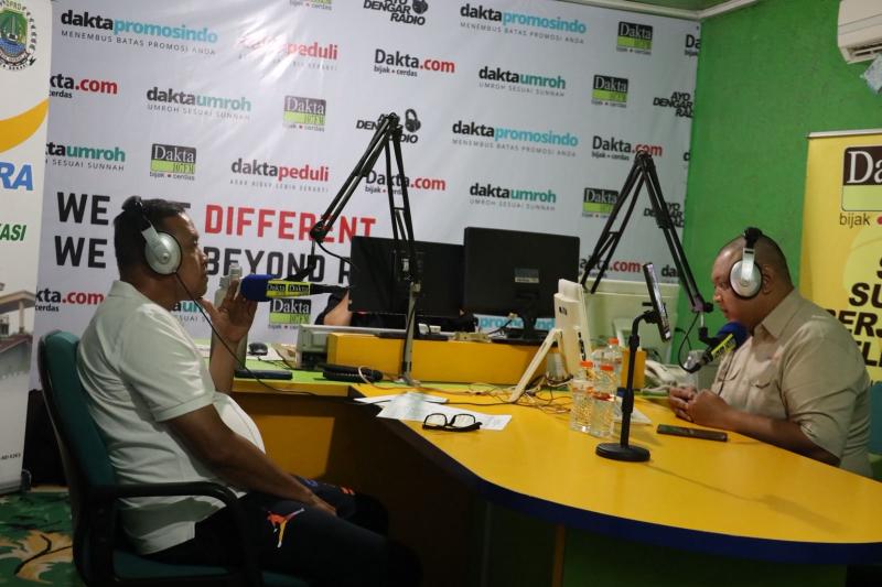 Tri Adhianto sebagai pembicara Talkshow di Radio Dakta.