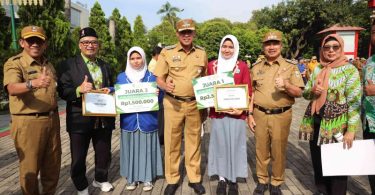 Tri Adhianto berikan apresiasi kepada para pemenang ICMI Speech Contest 2025