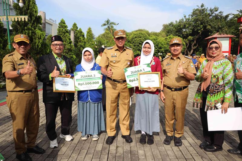 Tri Adhianto berikan apresiasi kepada para pemenang ICMI Speech Contest 2025
