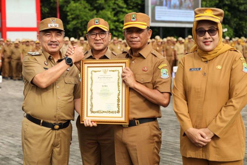 Wakil Wali Kota Bekasi menerima secara simbolis penghargaan peurunan stunting terbaik se-Indonesia
