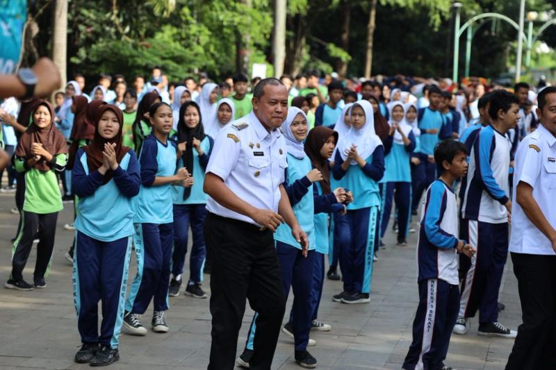 Wali Kota Bekasi senam bersama ratusan siswa SMP