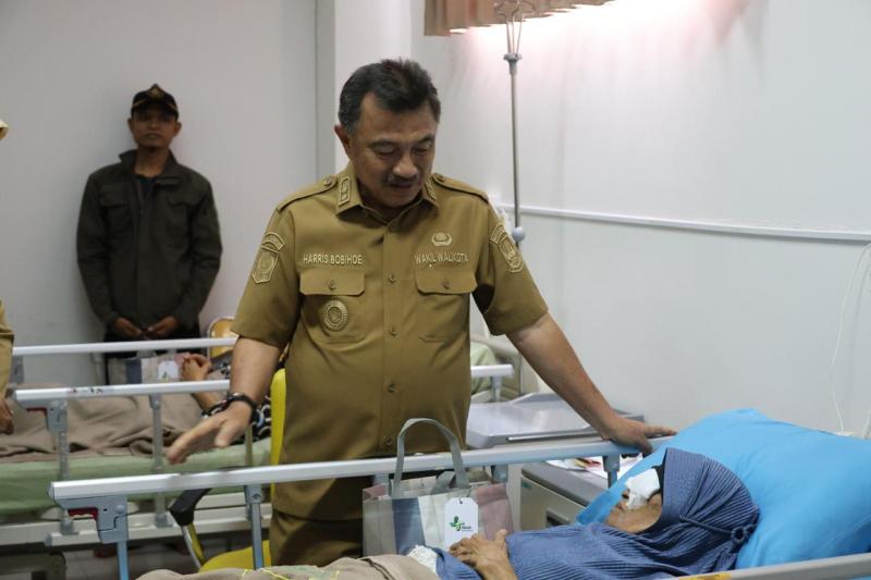 Abdul Harris Bobihoe meninjau langsung layanan operasi katarak gratis di RSUD Bantargebang