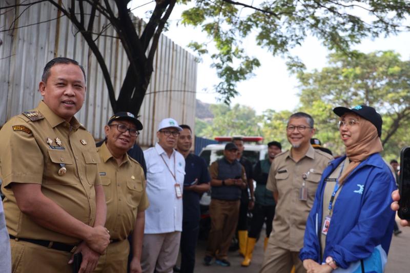 Wali Kota Bekasi melakukan peninjauan di TPST Bantargebang