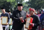 Wali Kota Bekasi memberikan penghargaan kepada pelaku seni