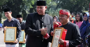 Wali Kota Bekasi memberikan penghargaan kepada pelaku seni