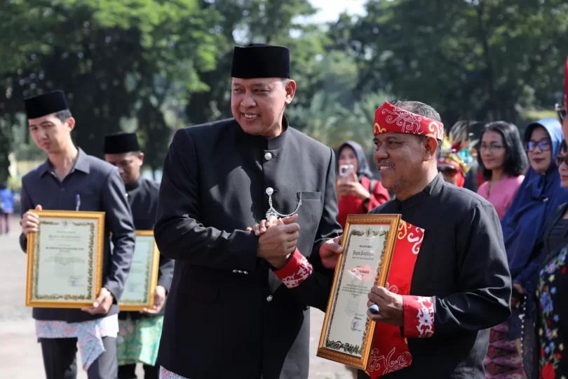 Wali Kota Bekasi memberikan penghargaan kepada pelaku seni