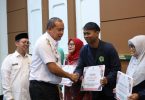 Wali Kota Bekasi serahkan program beasisswa