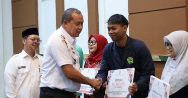 Wali Kota Bekasi serahkan program beasisswa