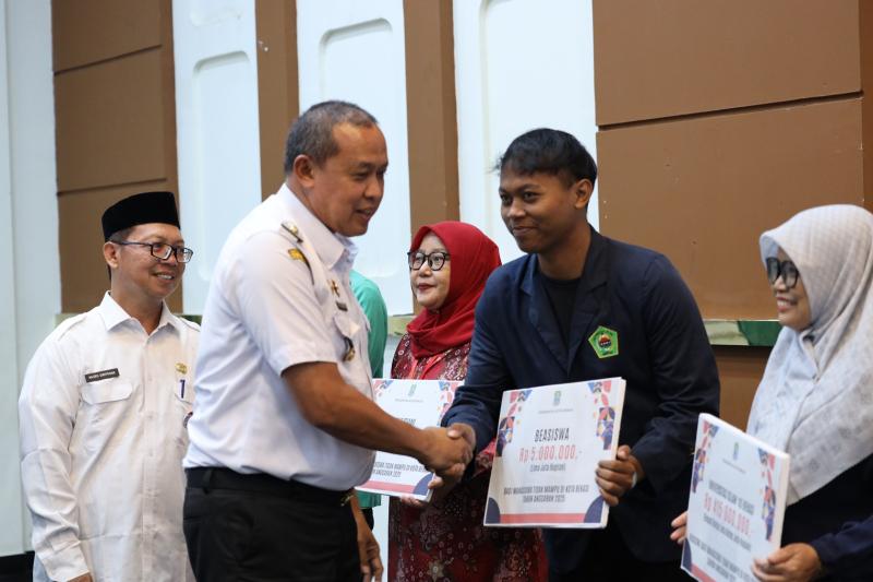 Wali Kota Bekasi serahkan program beasisswa
