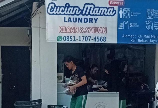 Siswa SMK Bani Saleh bekerja di tempat laundry