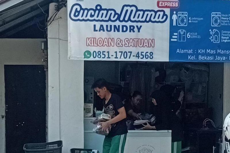 Siswa SMK Bani Saleh bekerja di tempat laundry