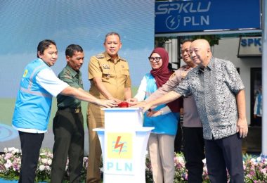 Momen Wali Kota Bekasi meresmikan SPKLU Center PLN UP3 Bekasi