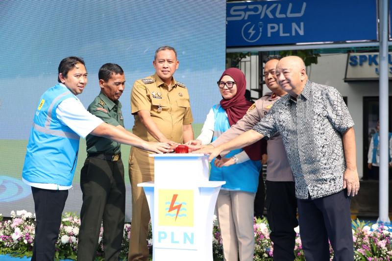 Momen Wali Kota Bekasi meresmikan SPKLU Center PLN UP3 Bekasi